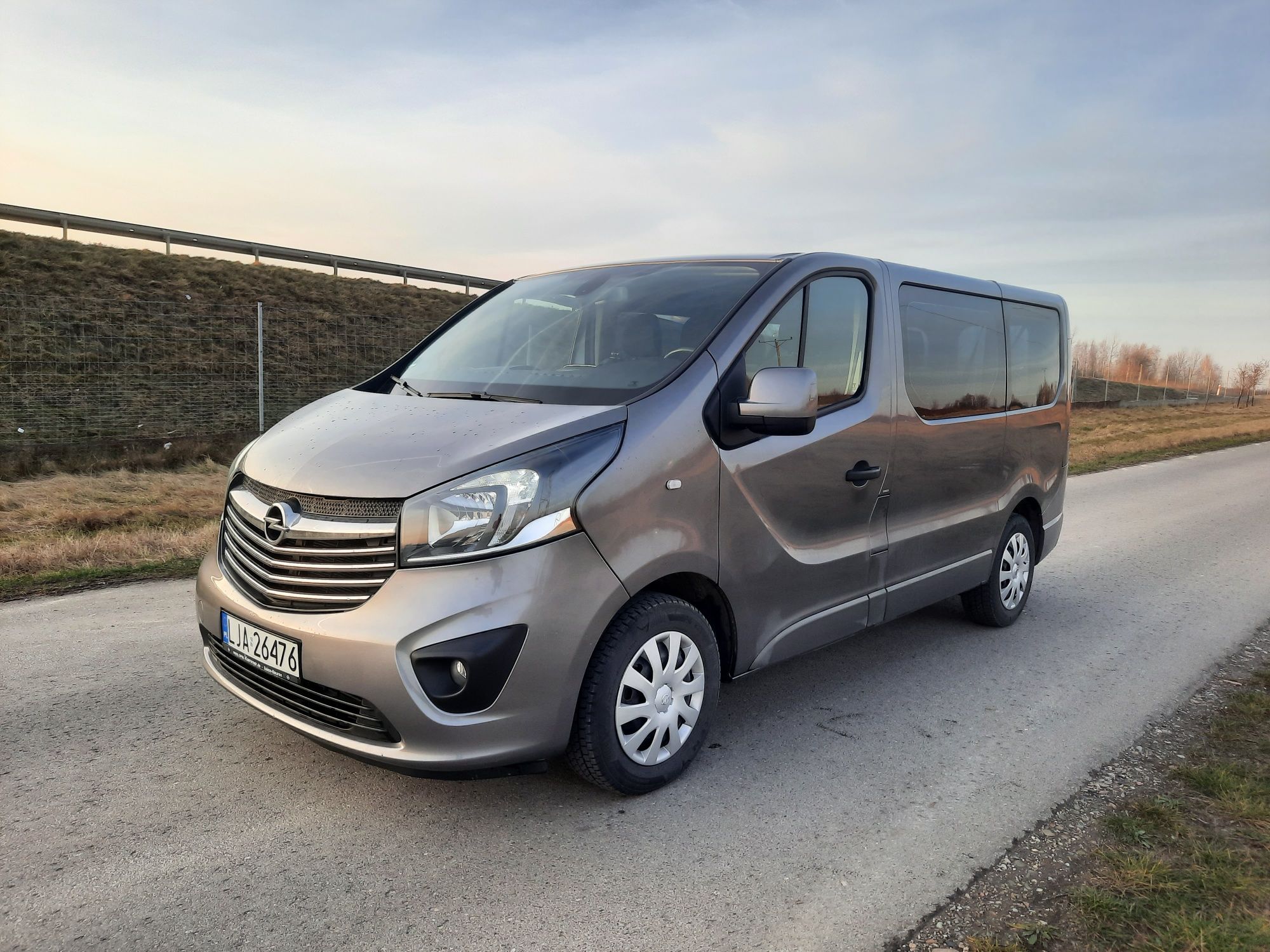 Wynajem busa 9 osób vivaro 9 osobowy bus wynajem wakacje