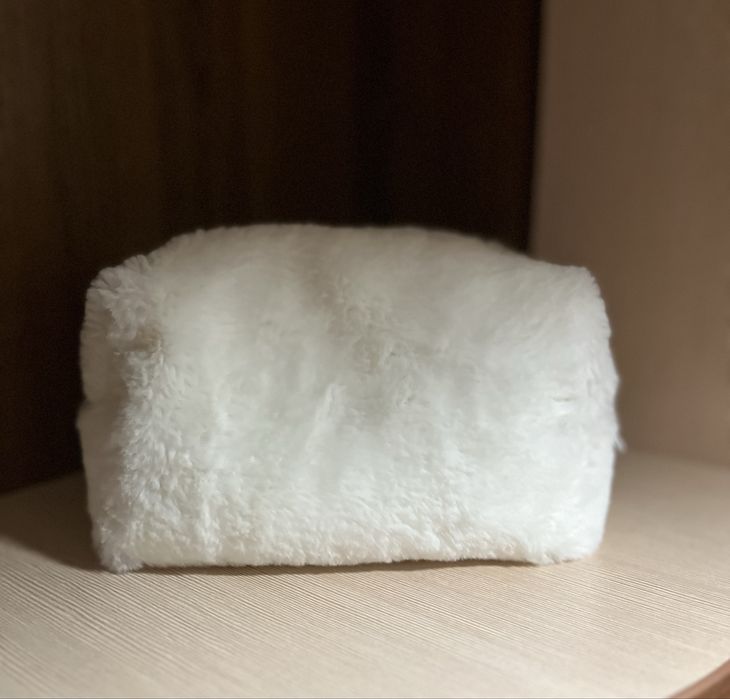 Косметичка пухнаста біла