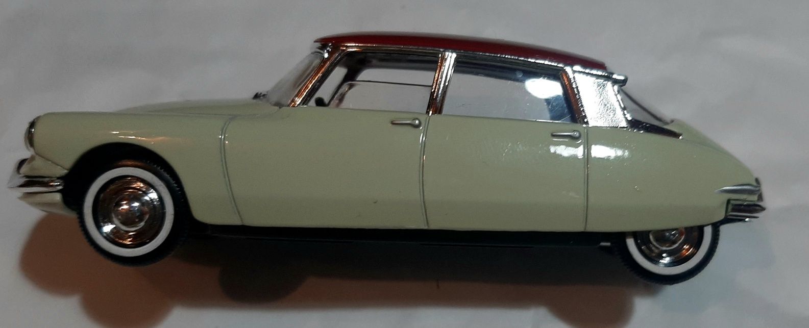 Miniatura Solido Citroen Ds escala 1/43