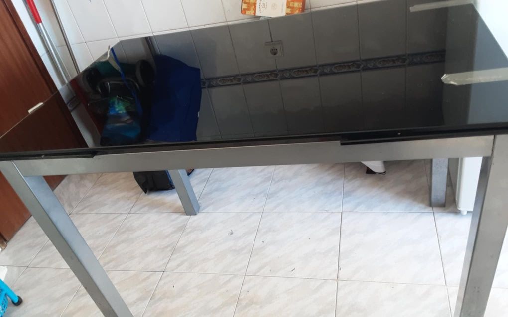 Mesa com tampo em vidro