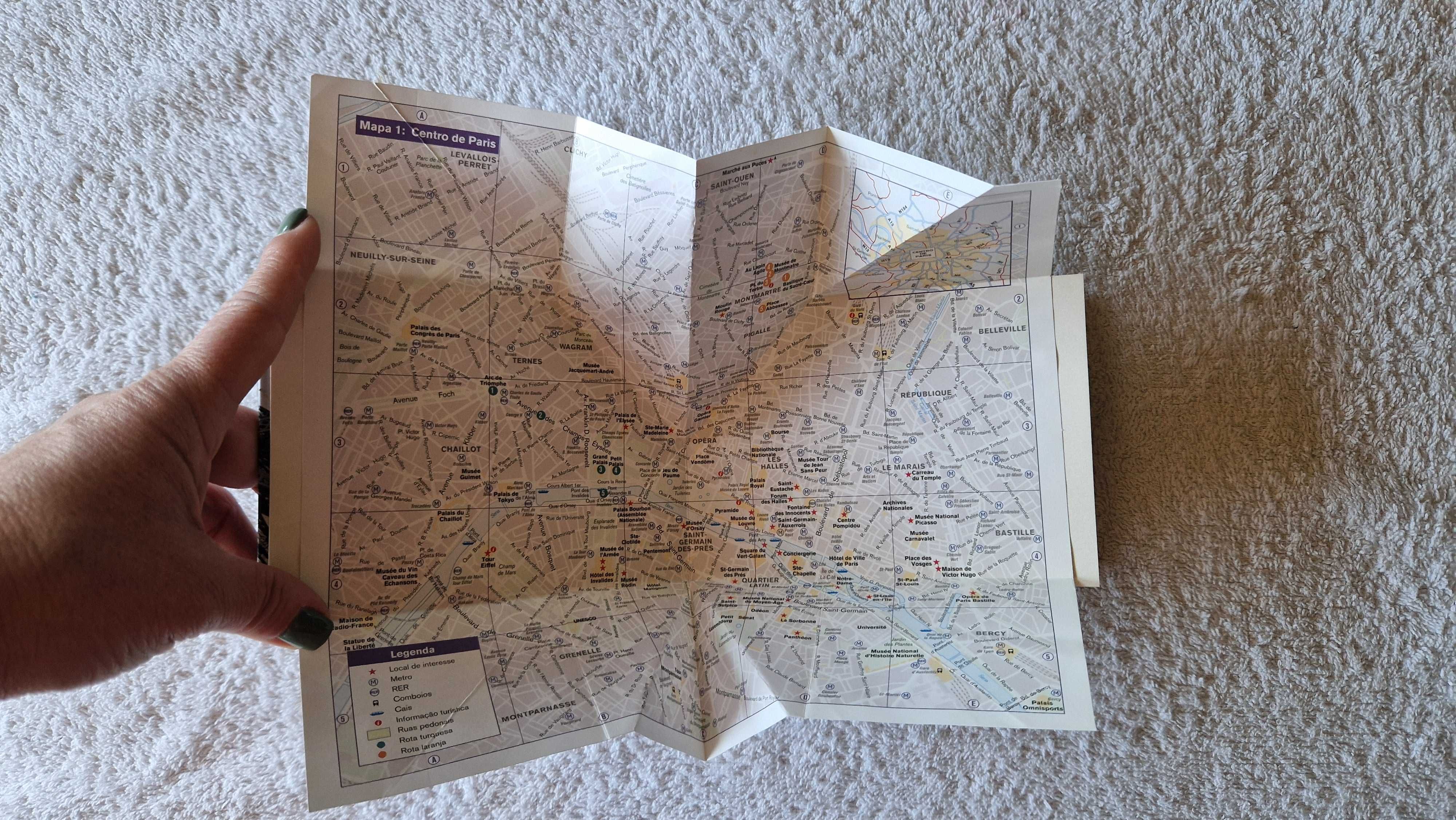 Livro "Guia Pop-Up Paris"