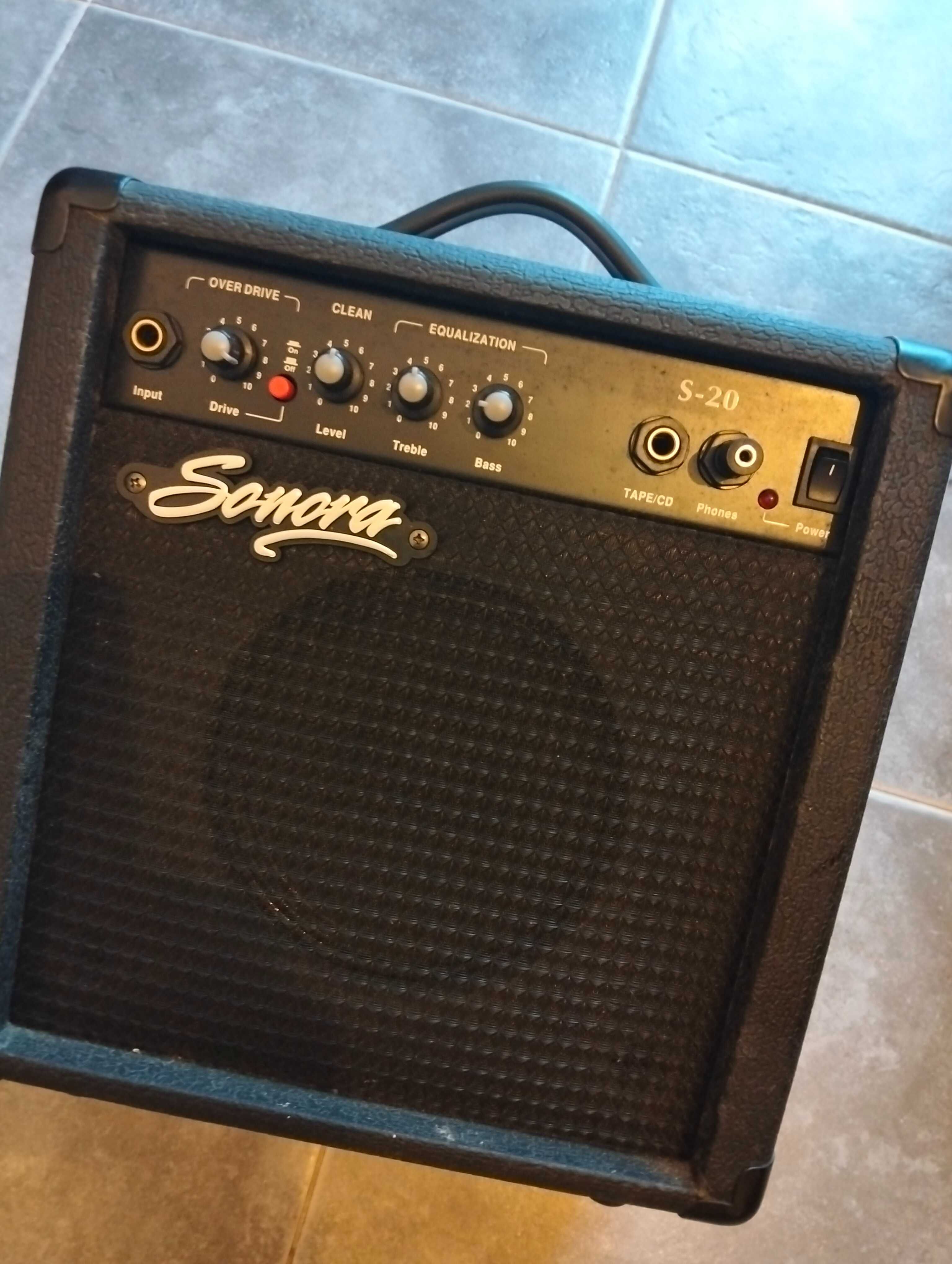 Guitarra elétrica e amplificador impecáveis para começar a tocar