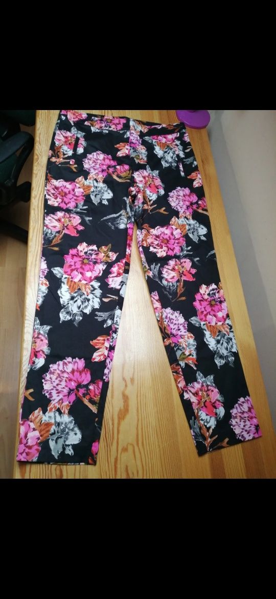 Eleganckie spodnie materiałowe w kwiaty rozmiar L 40