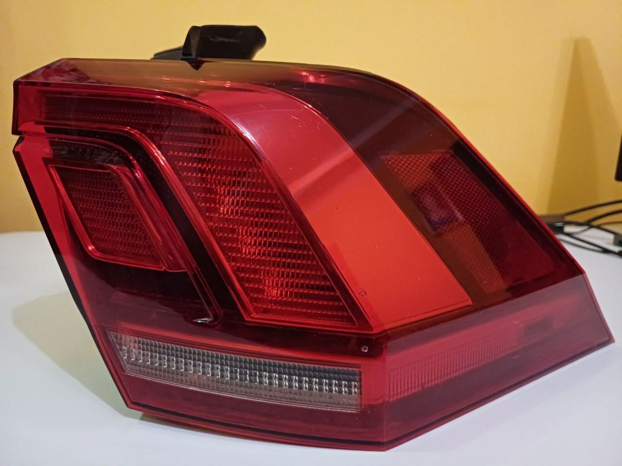 VW Tiguan II 5NN LED правий стоп USA червоний