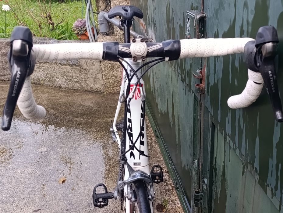 Bicicleta de estrada Trek de carbono