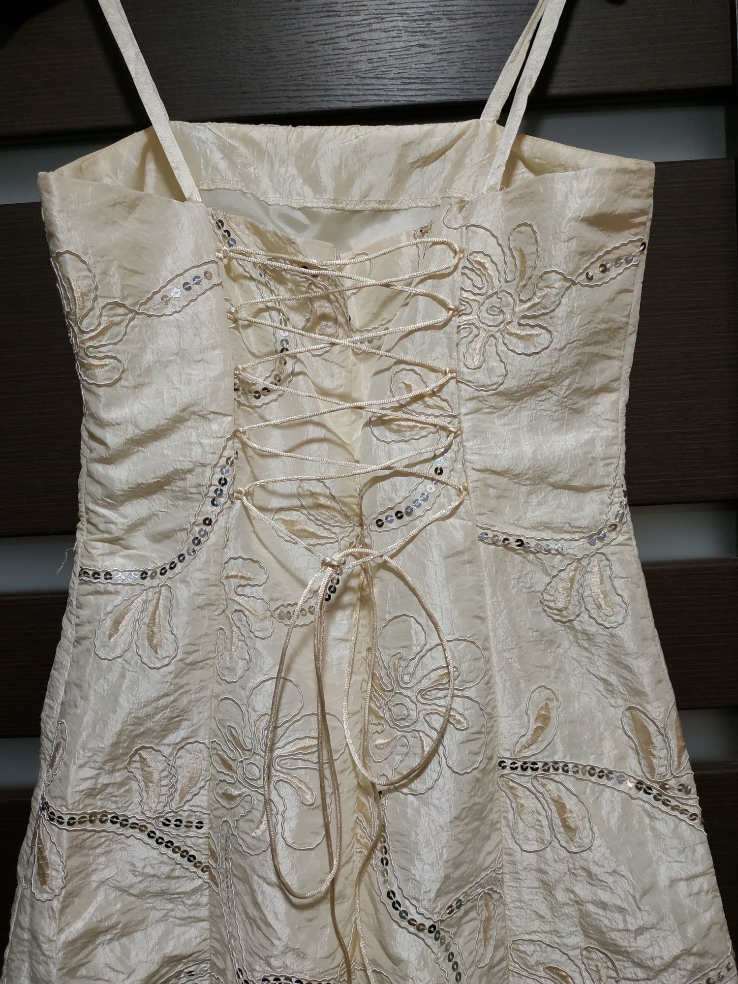 Sukienka beżowa z bolerkiem 38