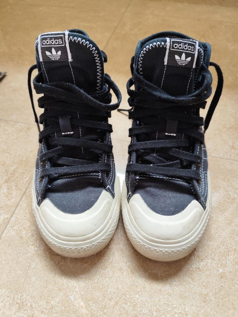 Sapatilhas Adidas muito bem conservadas.