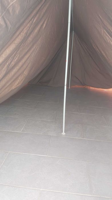 Tenda de campismo com pouco uso