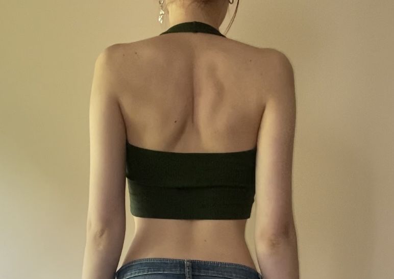 Темно зелений топ з відкритою спиною розмір S