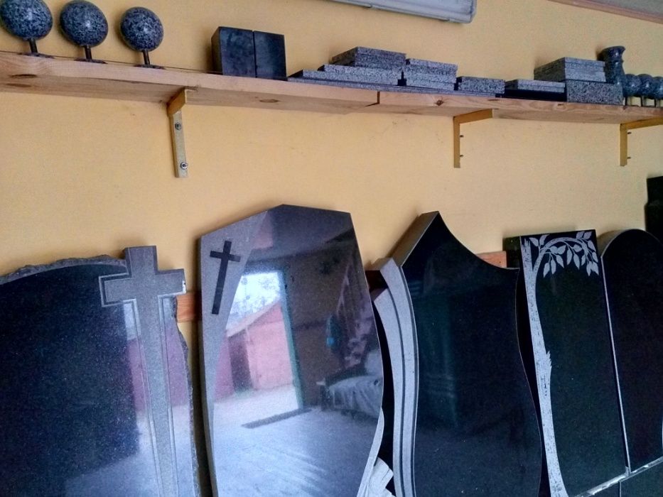 Памятники из черного камня.шары.вазы