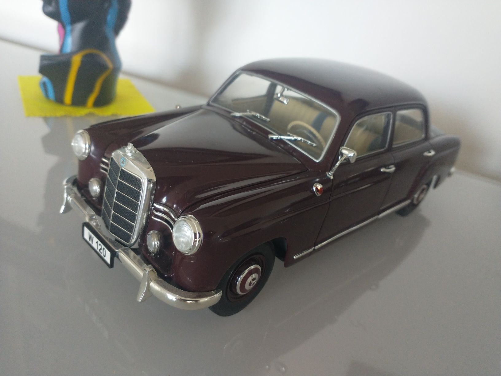 Mercedes Benz 180 REVELL 1:18