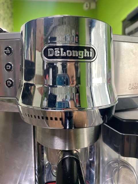 Kolbowy ekspres ciśnieniowy do kawy z pojemnikiem DeLonghi EC850.M