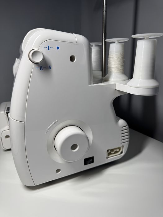 Overlock 4-nitkowy Gritzner 788 + akcesoria