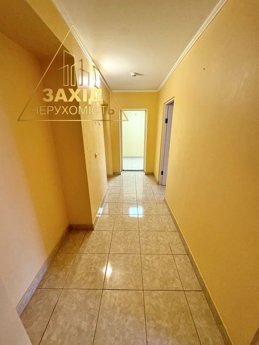 Продаж фасадного комерційного приміщення р-н Варшавського ринку