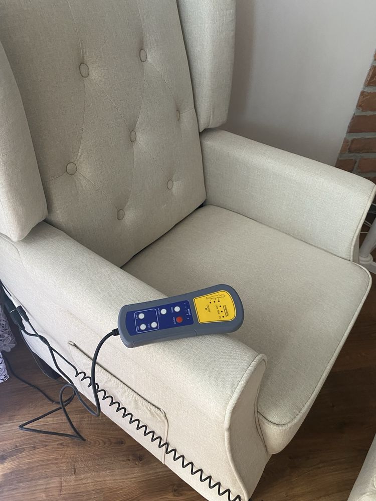 Fotel z  masażem i podnóżkiem