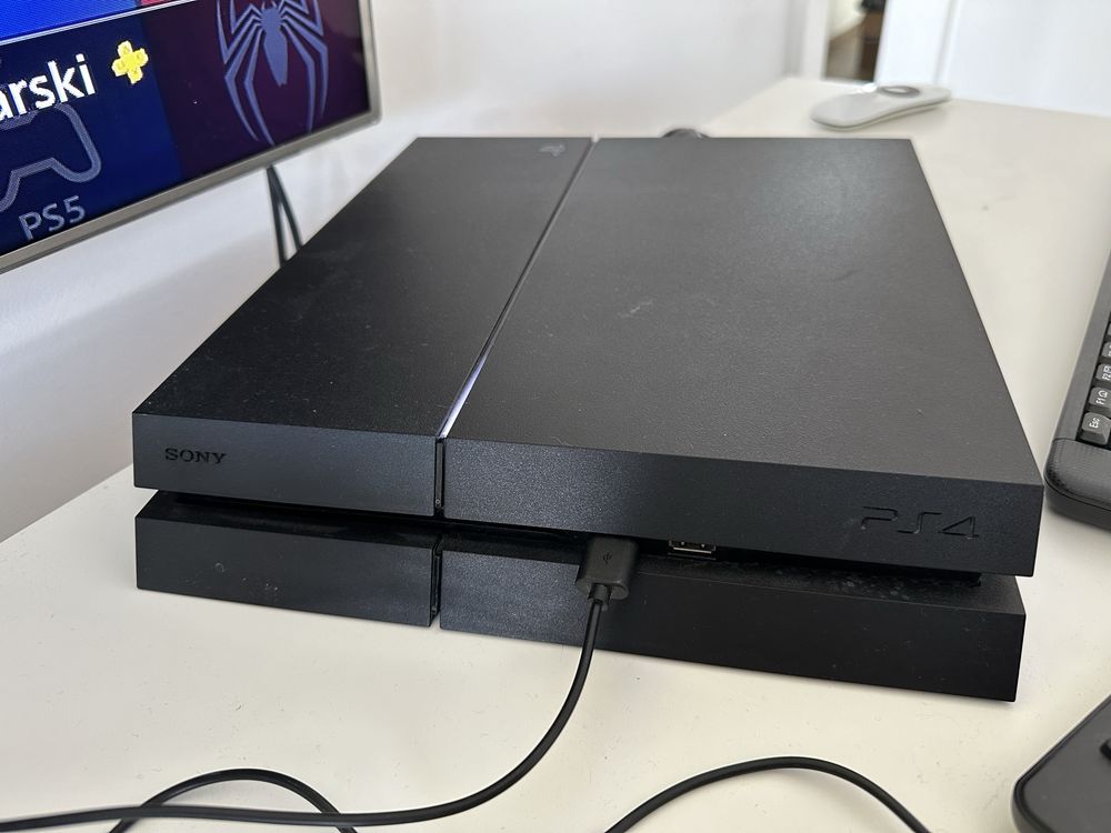 Playstation 4 + pad CUH-1216B