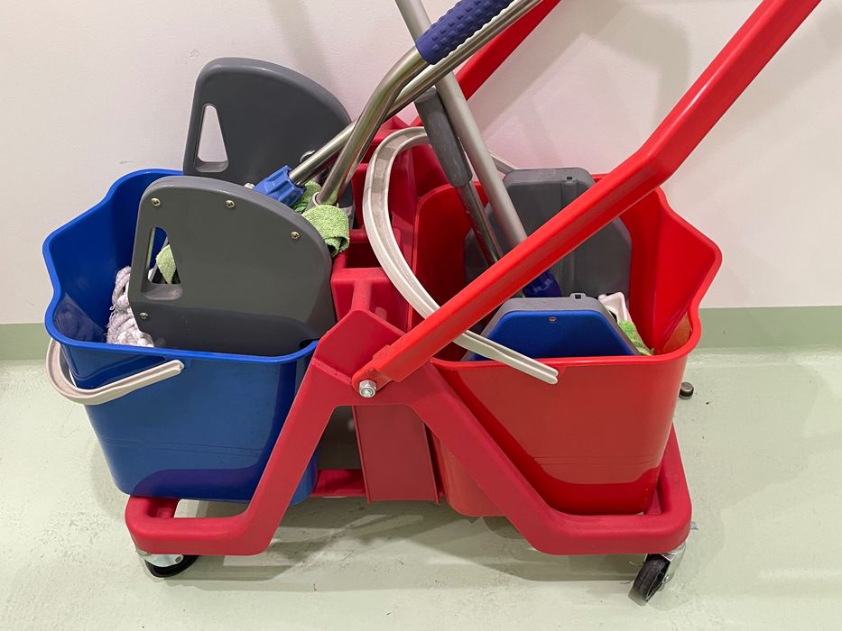 Carrinho de 2 baldes com rodas para limpeza de chão