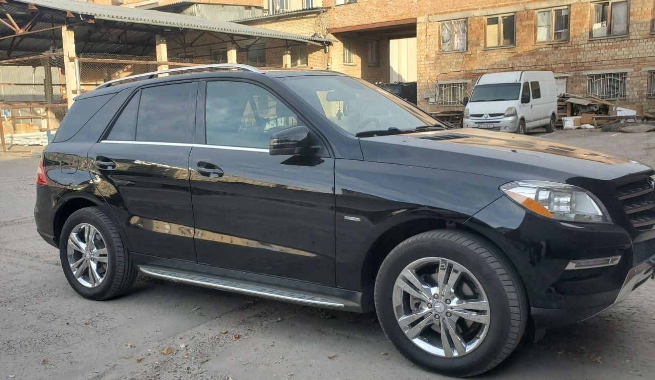 Автомобіль Mercedes ML350