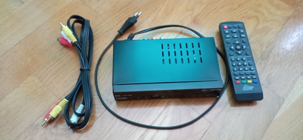 Цифровий телевізійний приймач T2 з USB і дисплеєм AT-786