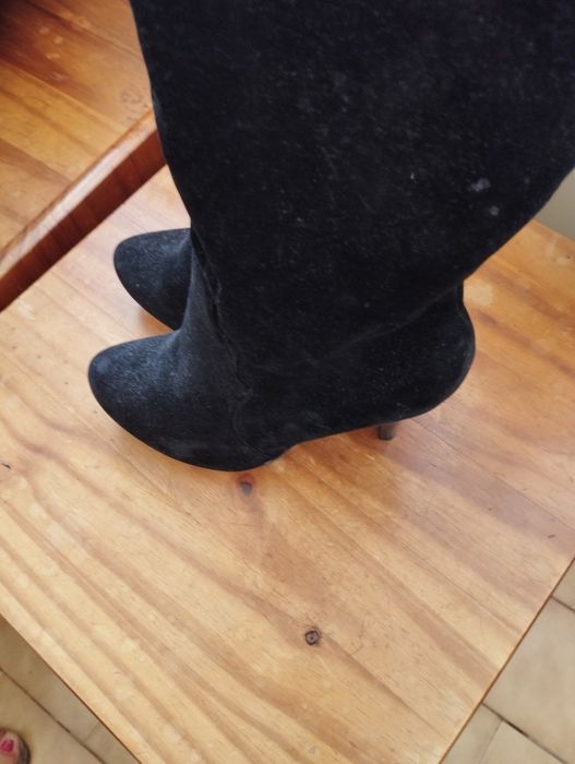 Botas pretas cano alto e salto alto n 38