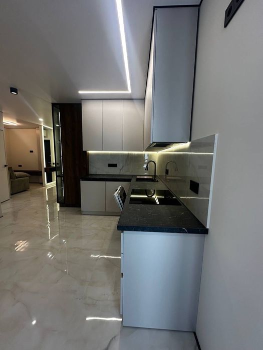 Продаж готової 1 км квартири біля парку та озера