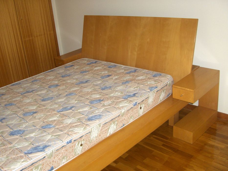 Cama sem colchao com cabeceiras incorporadas