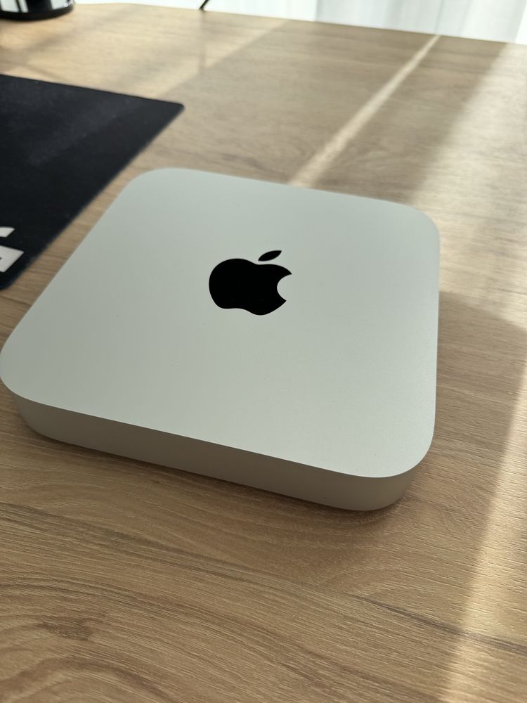 Mac Mini: M2 256 GB ssd, 8 GB ram apple macbook
