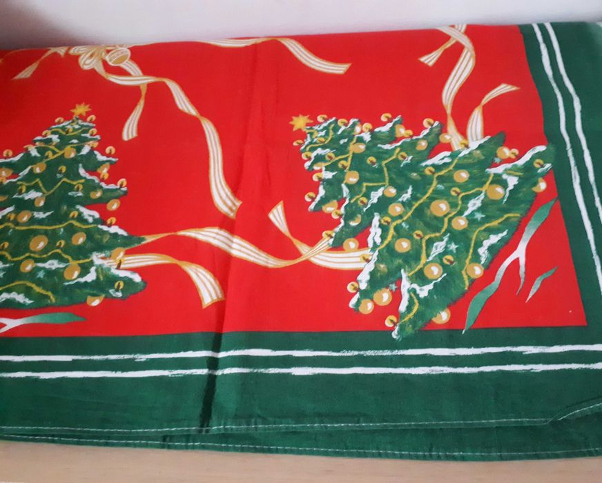 ozdobny obrus świąteczny z choinkami