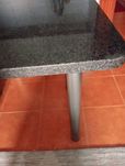 Mesa de cozinha com tampo em mármore cinza matizada