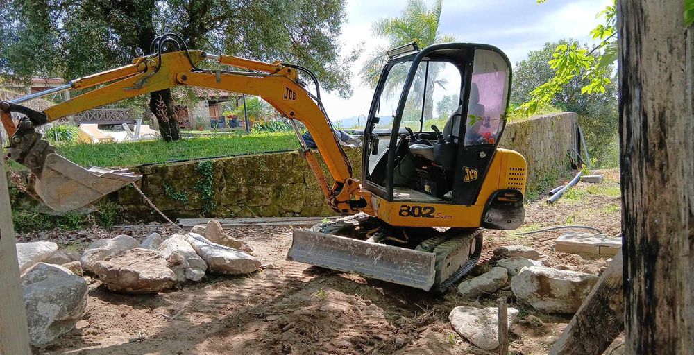 Vendo mini giratória jcb 802 super
