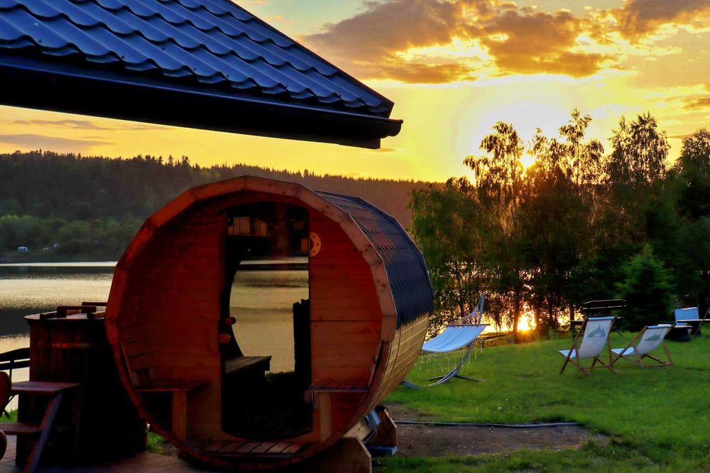 Domek z jacuzzi sauną nad jeziorem  w Bieszczadach własna plaża 30%