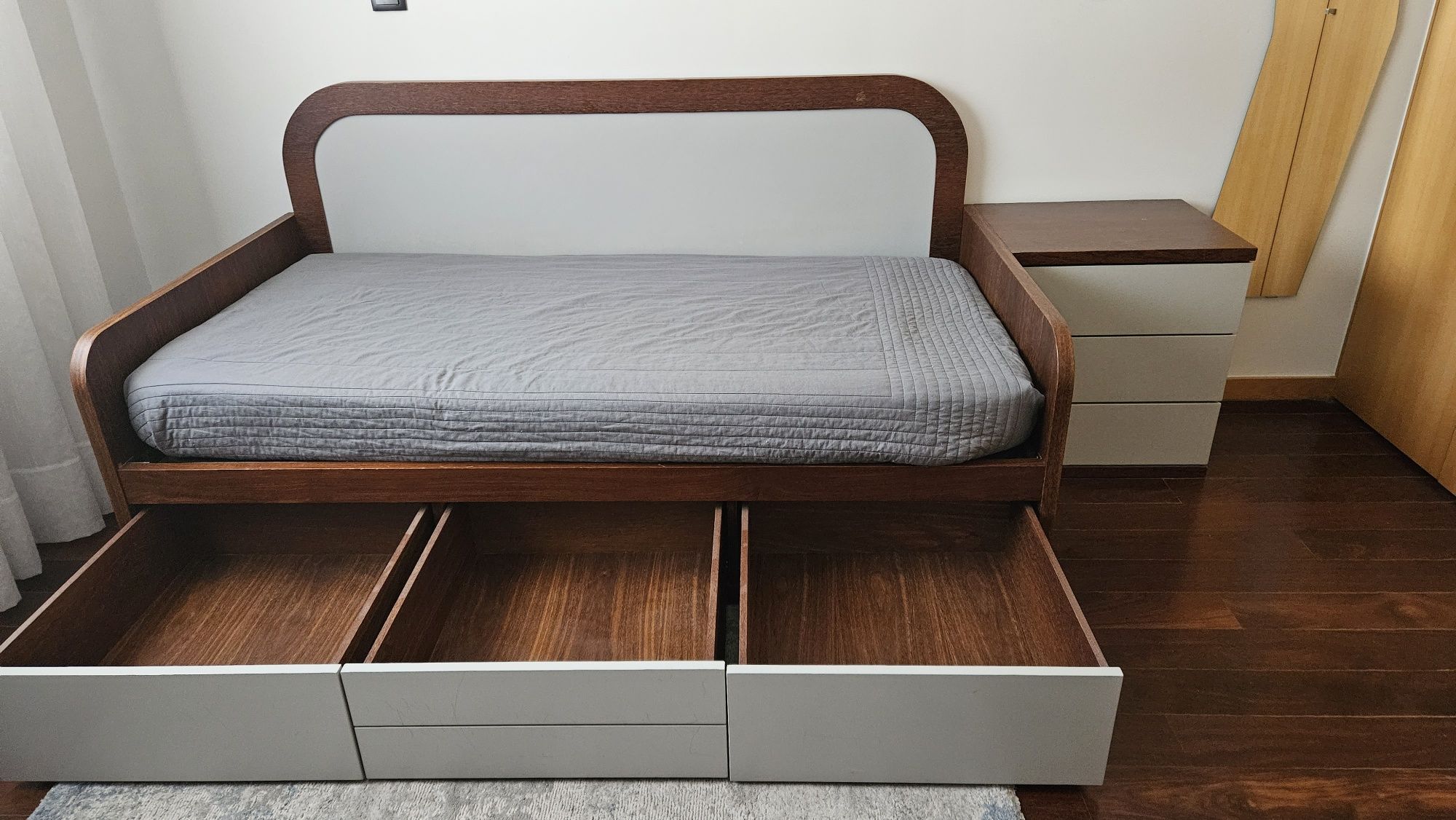 Cama completa em madeira