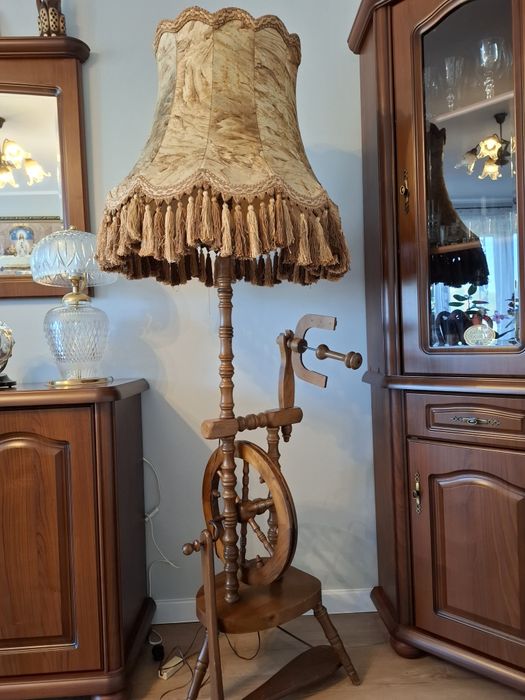 Stara zabytkowa lampa na kolowrotku