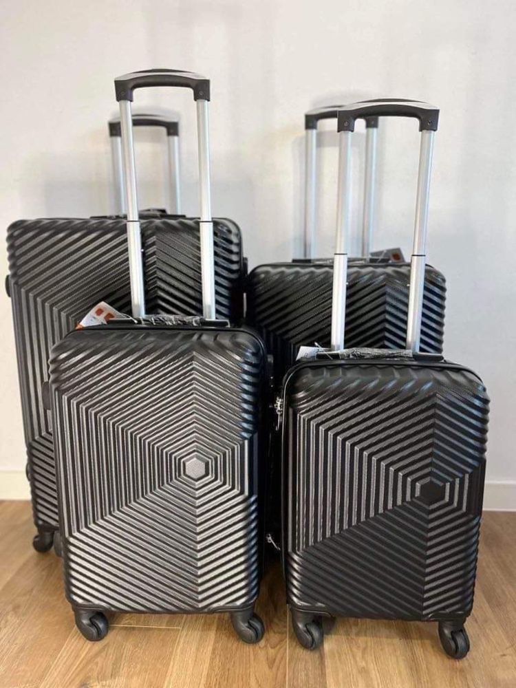 Nowa walizka / średnia bagaż 23 kg