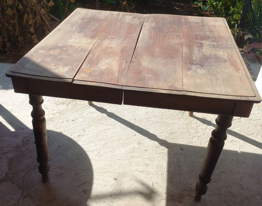 Mesa de jantar de madeira