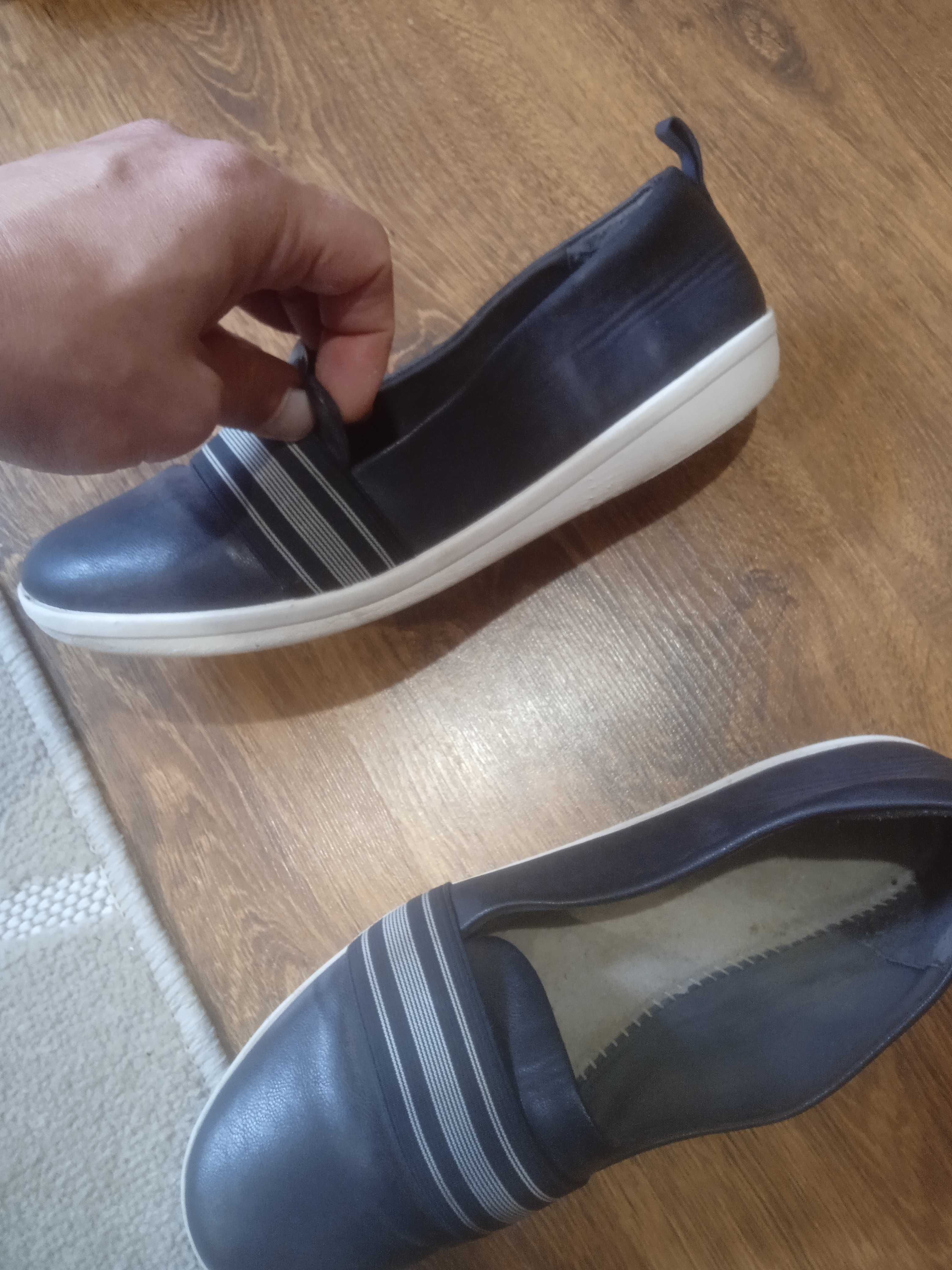 Продам жіночі шкіряні мокасини бренду Clarks