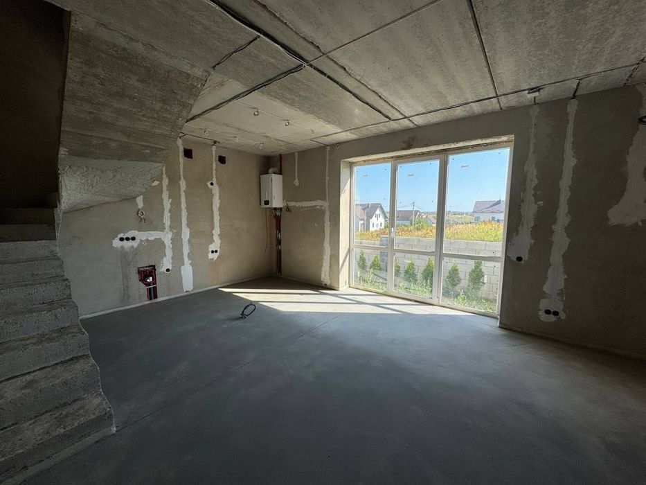 Готовий котедж з гаражем, усіма комунікаціями та усіма чорновими робот