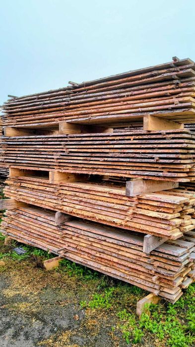 Deska sosnowa nieobrzynana 25/30 mm – płoty, szalunki, palety