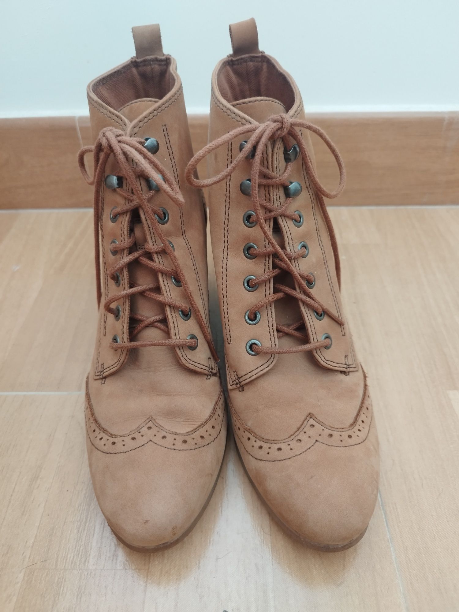 Lindos botas pelo tornozelo de camurça Esprit.Estado muito bom .Tamanh