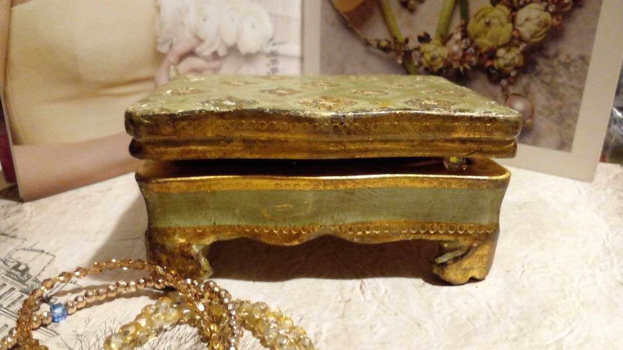Вінтажна скринька у венеціанському стилі