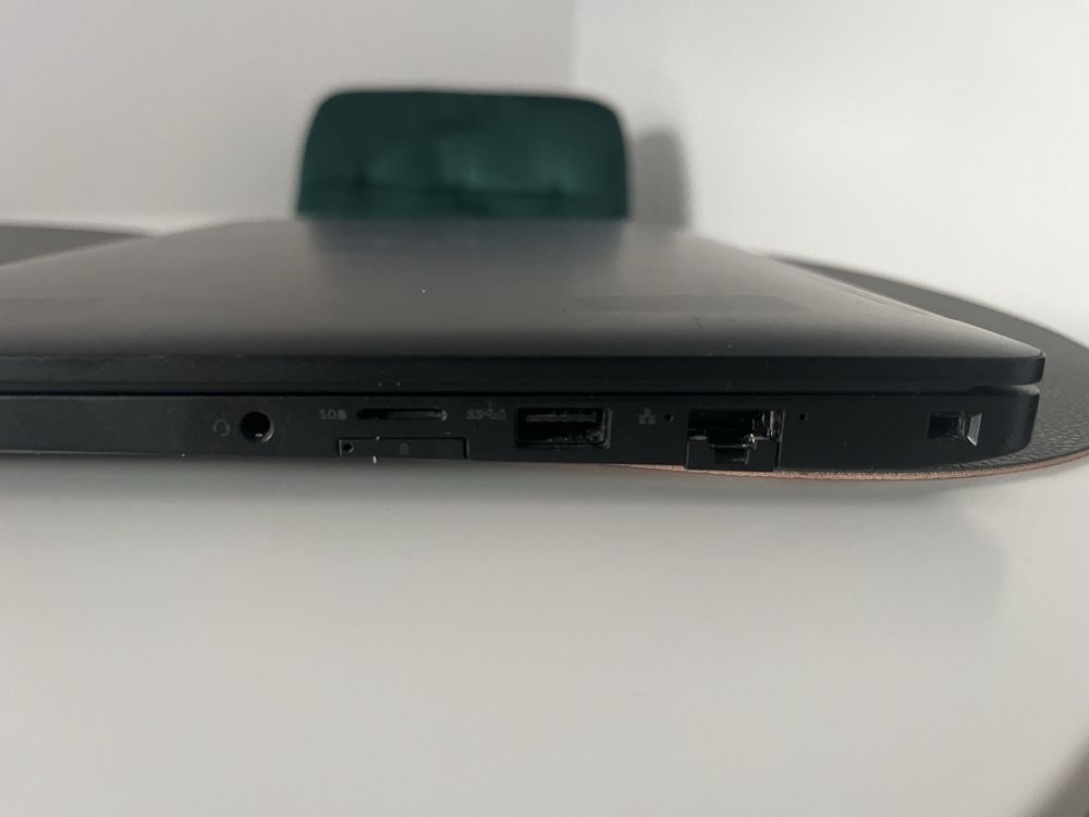 Sprzedaję laptopa Dell Latitude 7390.