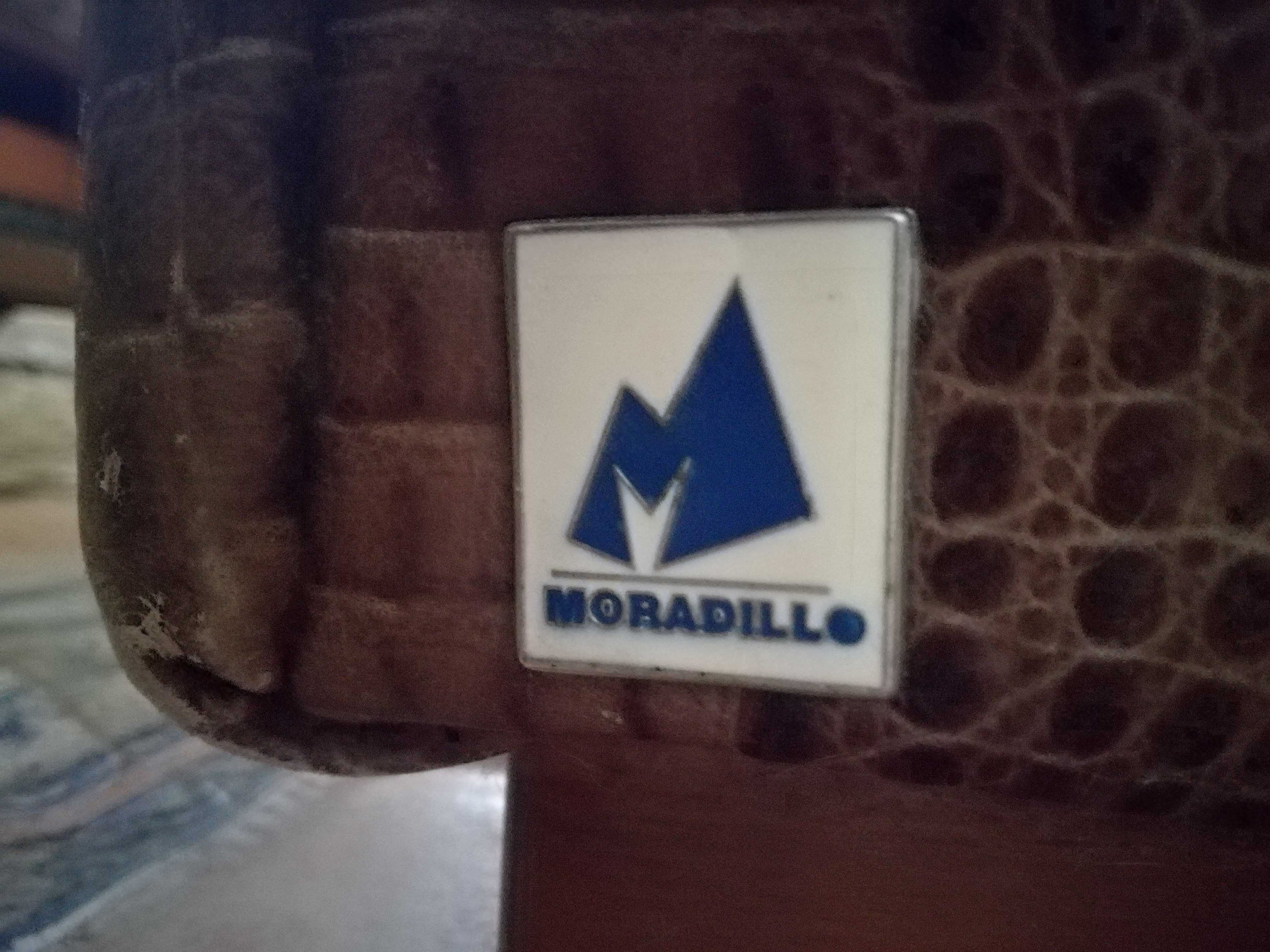 Conjunto de sofás de 3 e 2 lugares em pele e tecido