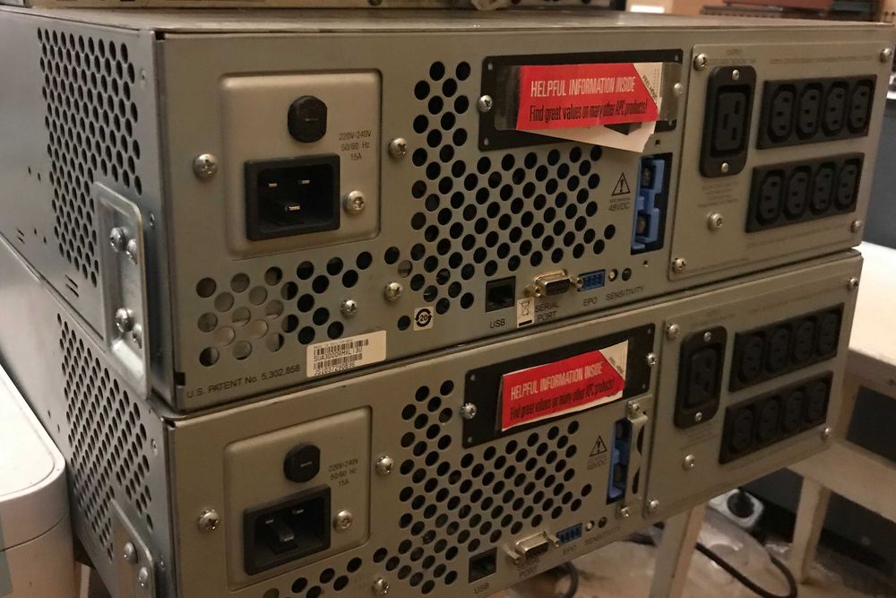 Источник бесперебойного питания 
APC Smart-UPS XL SUA3000RMXLI3U