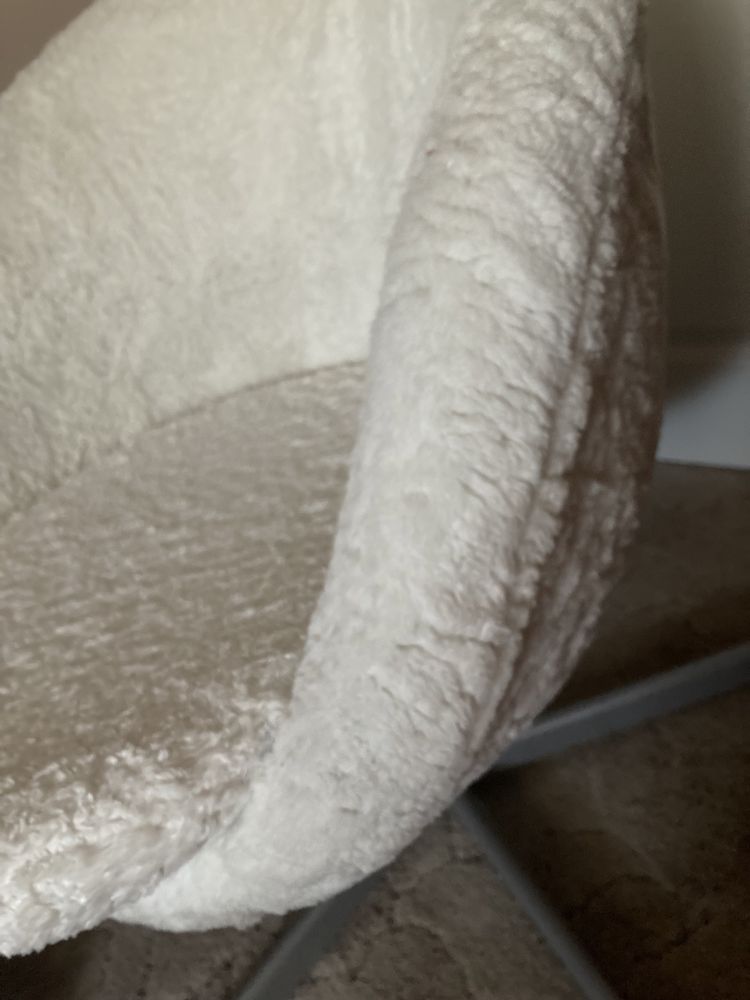 SKRUVSTA Krzesło obrotowe fotel białe biały futerko