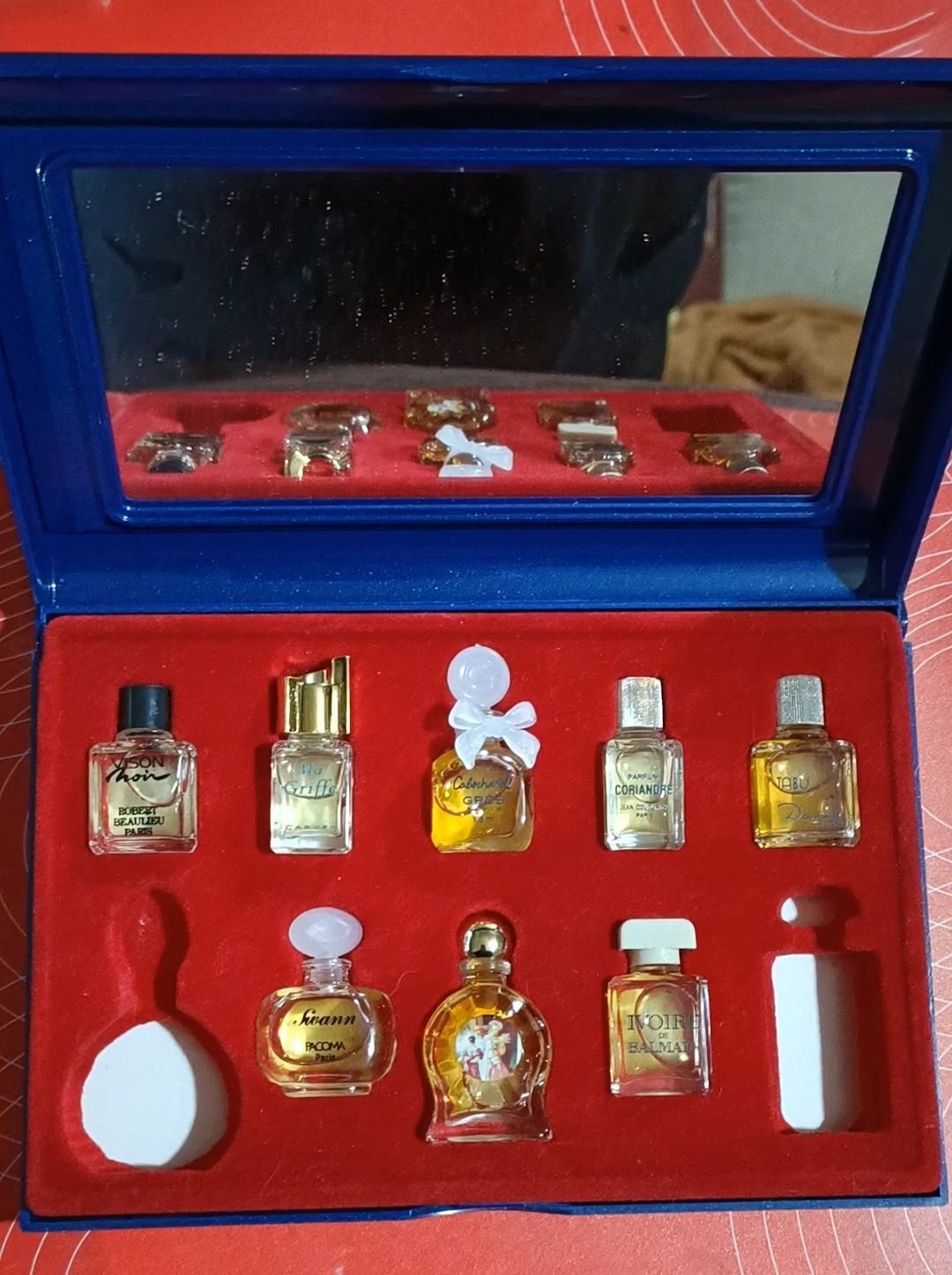 Caixa de perfumes miniatura