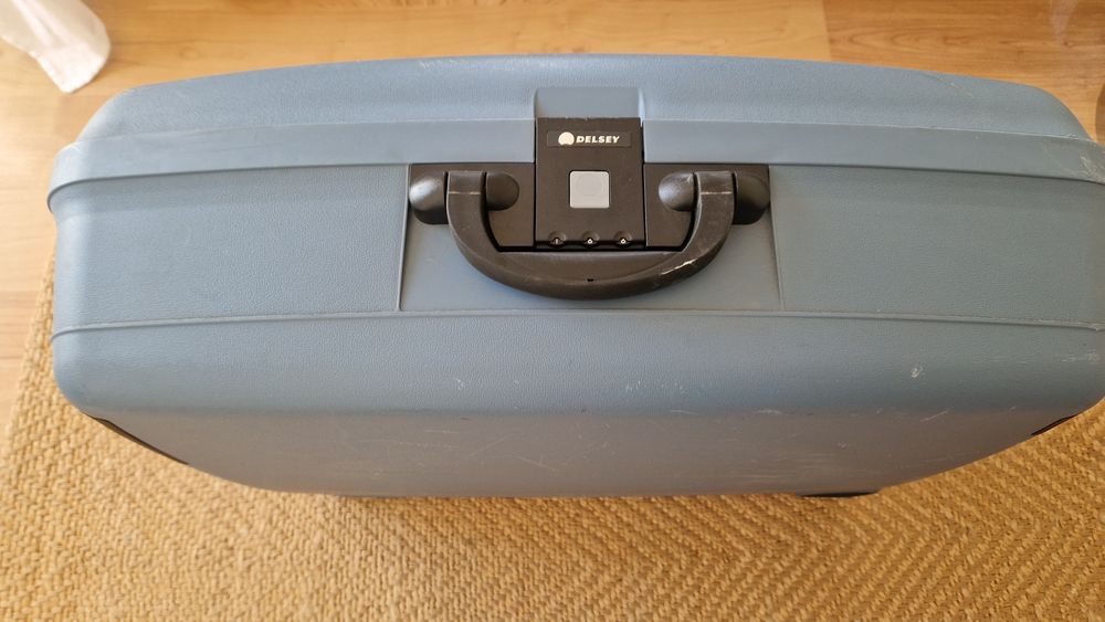 Mala grande de viagem, rígida com 2 rodas,marca Delsey