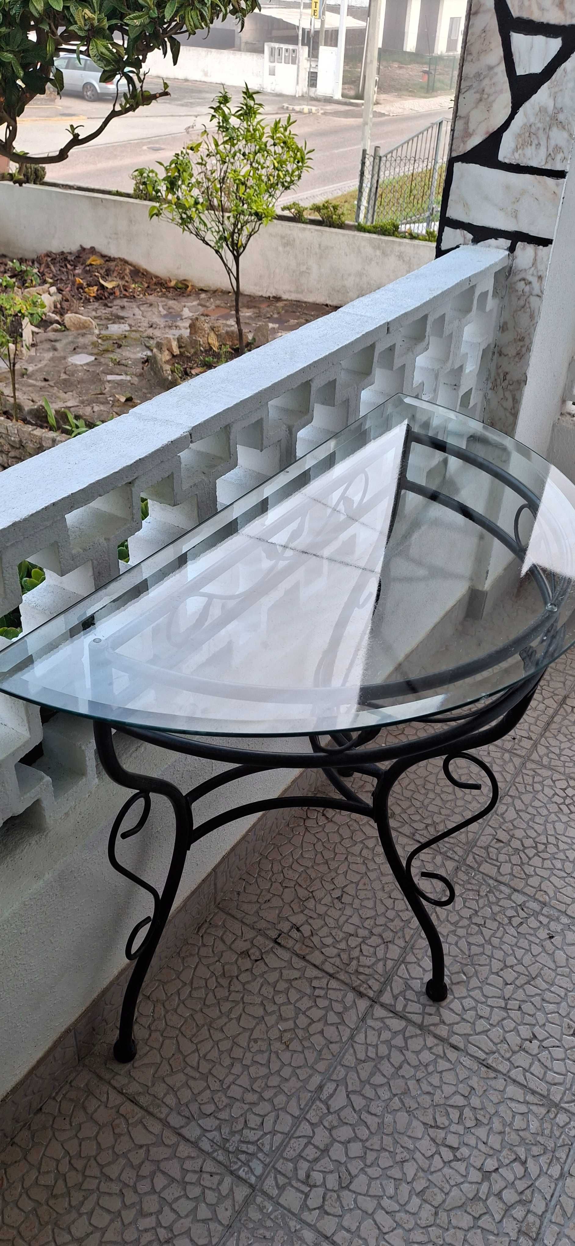 Mesa com tampo de vidro