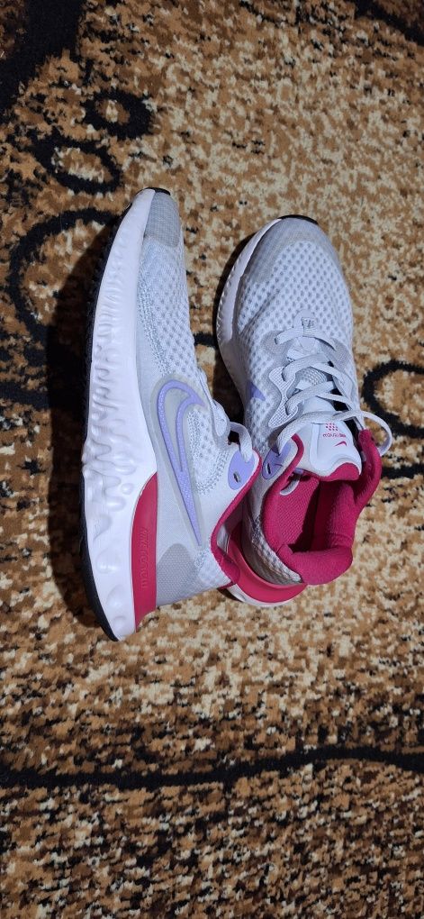 Кросівки жіночі Nike