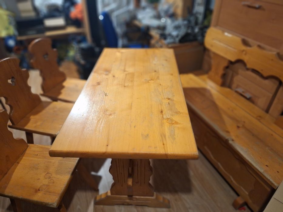 Stół drewniany z krzesłami i ławą z drewna sosnowego