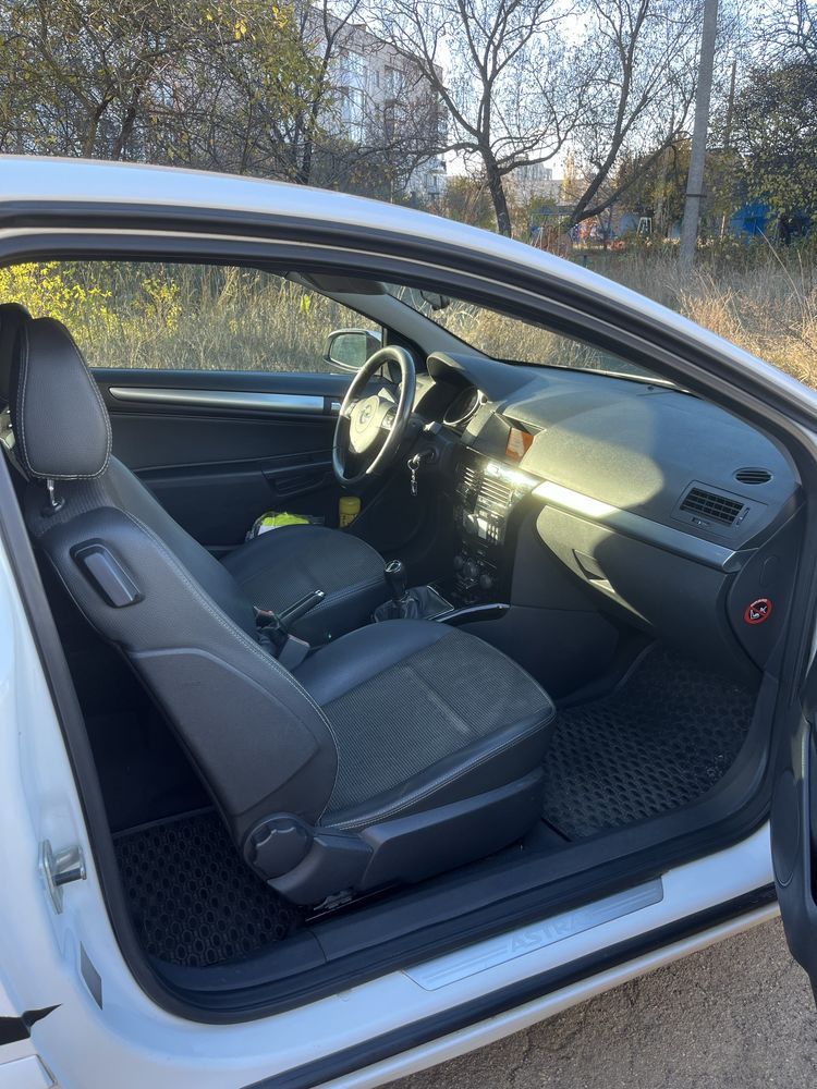 Opel Astra H, GTC , 2009
